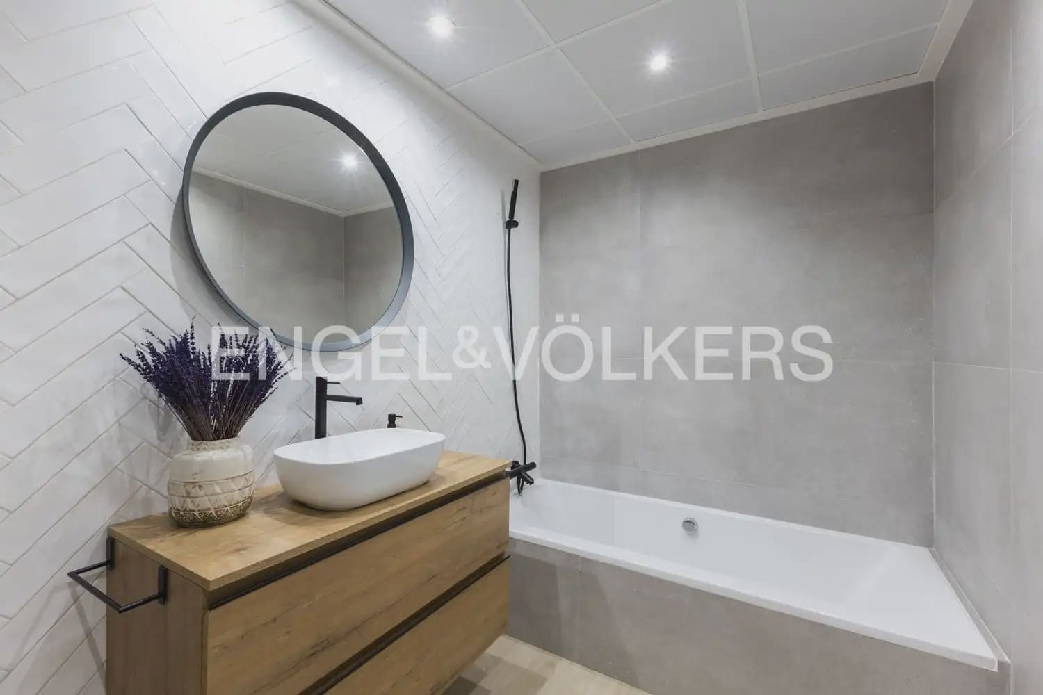6 bedroom Townhouse for sale in Vila-real with garage - € 550,000 (Ref: 9898318)