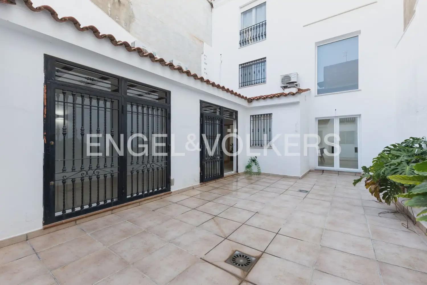 6 bedroom Townhouse for sale in Vila-real with garage - € 550,000 (Ref: 9898318)
