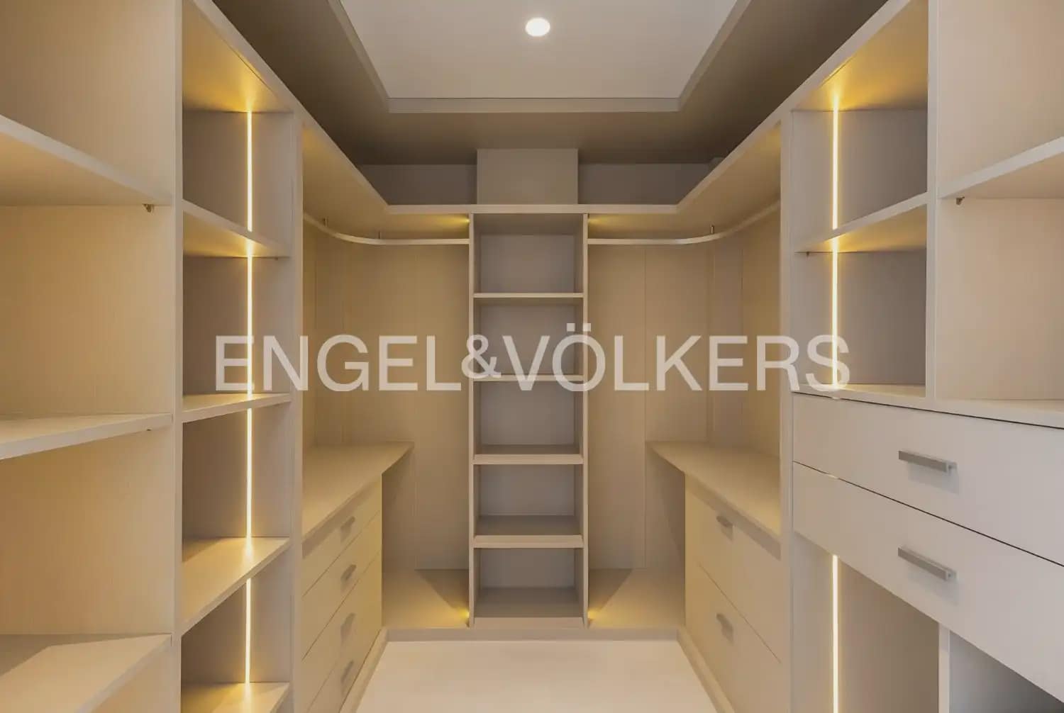 5 bedroom Villa for sale in Real with pool garage - € 830,000 (Ref: 9898333)