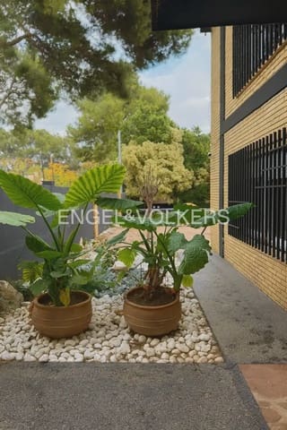 4 bedroom Villa for rent in La Cañada, Paterna with pool - € 3,000 (Ref: 9898338)