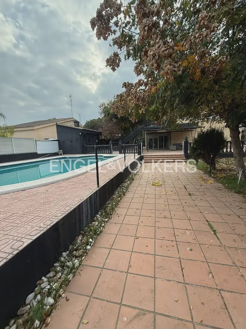 4 bedroom Villa for rent in Paterna with pool - € 3,000 (Ref: 9898338)