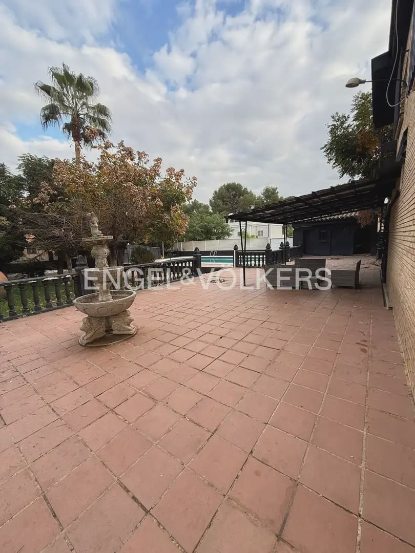 4 bedroom Villa for rent in Paterna with pool - € 3,000 (Ref: 9898338)