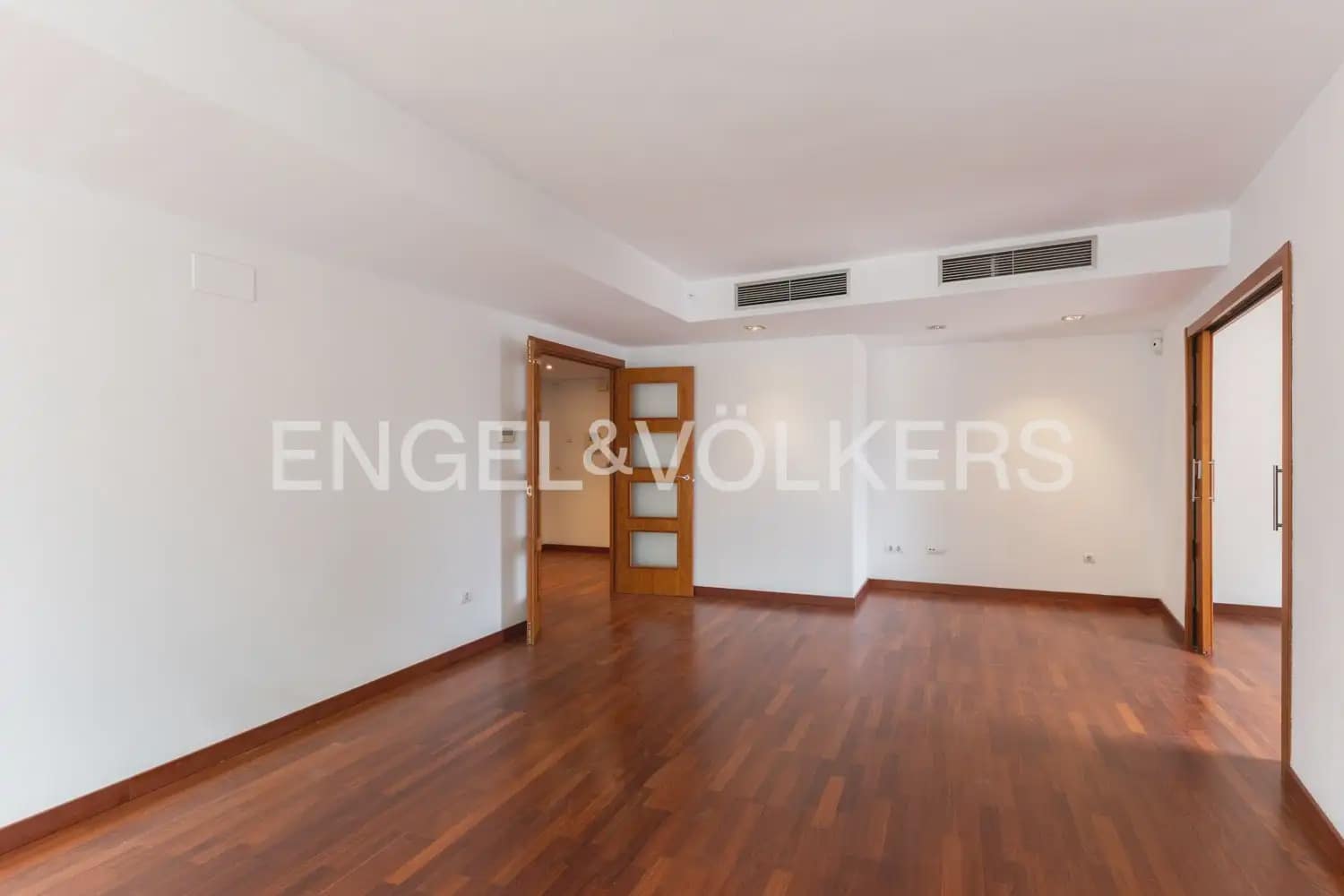 4 Zimmer Apartment zu verkaufen in Valencia Stadt mit Pool Garage - 670.000 € (Ref: 9898343)