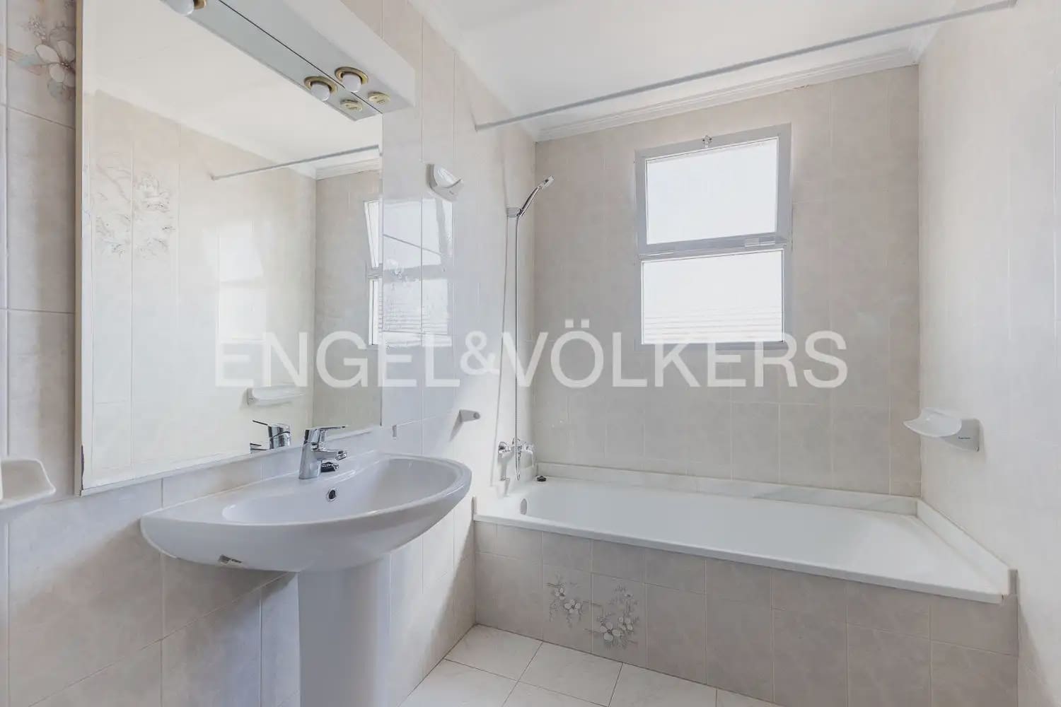 5 bedroom Villa for rent in Cullera with garage - € 2,000 (Ref: 9898344)