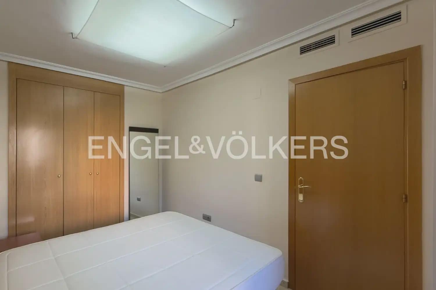 2 soveværelse Lejlighed til leje i Valencia by med garage - € 1.400 (Ref: 9902059)