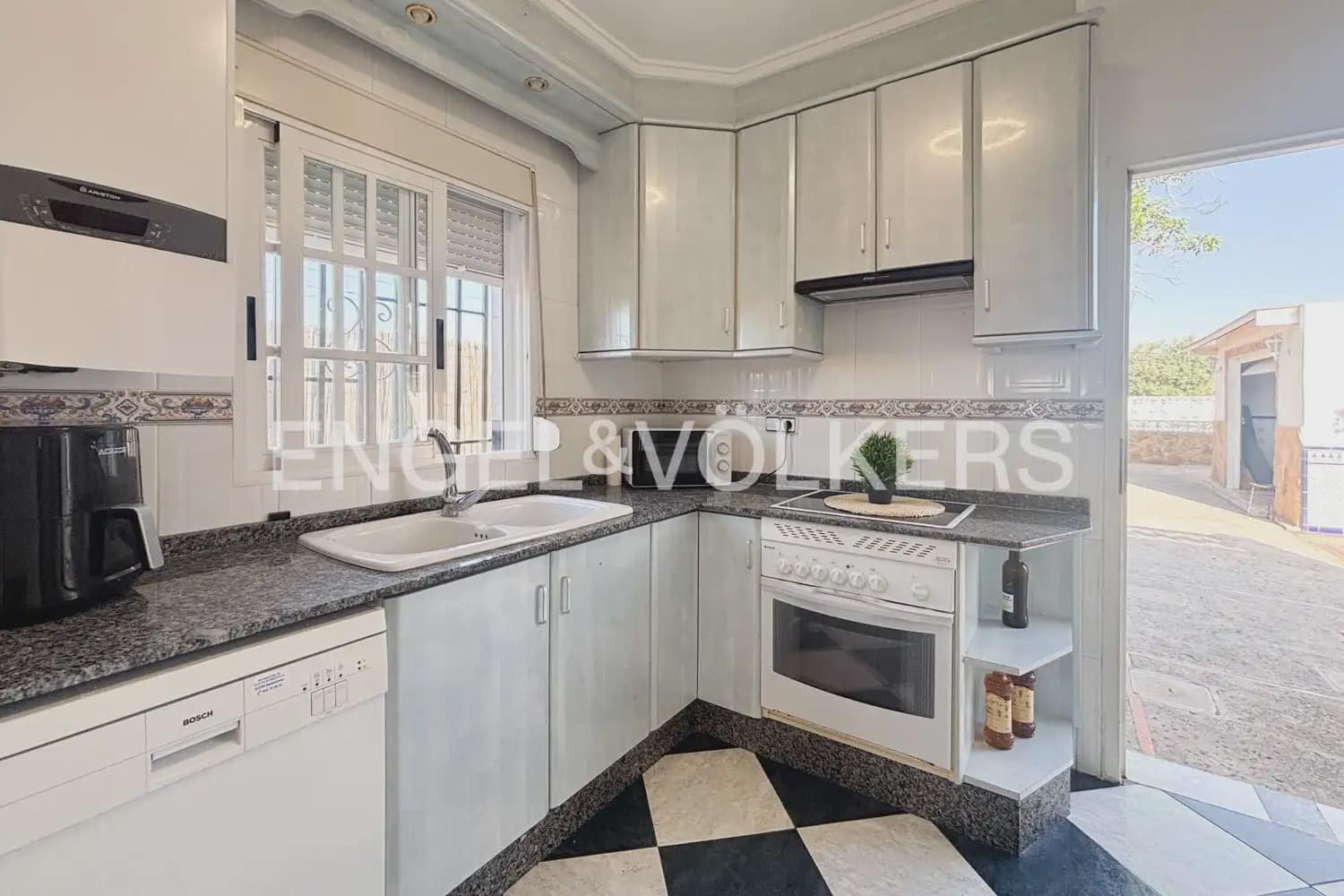 3 bedroom Villa for rent in Betera with pool garage - € 3,000 (Ref: 9905139)