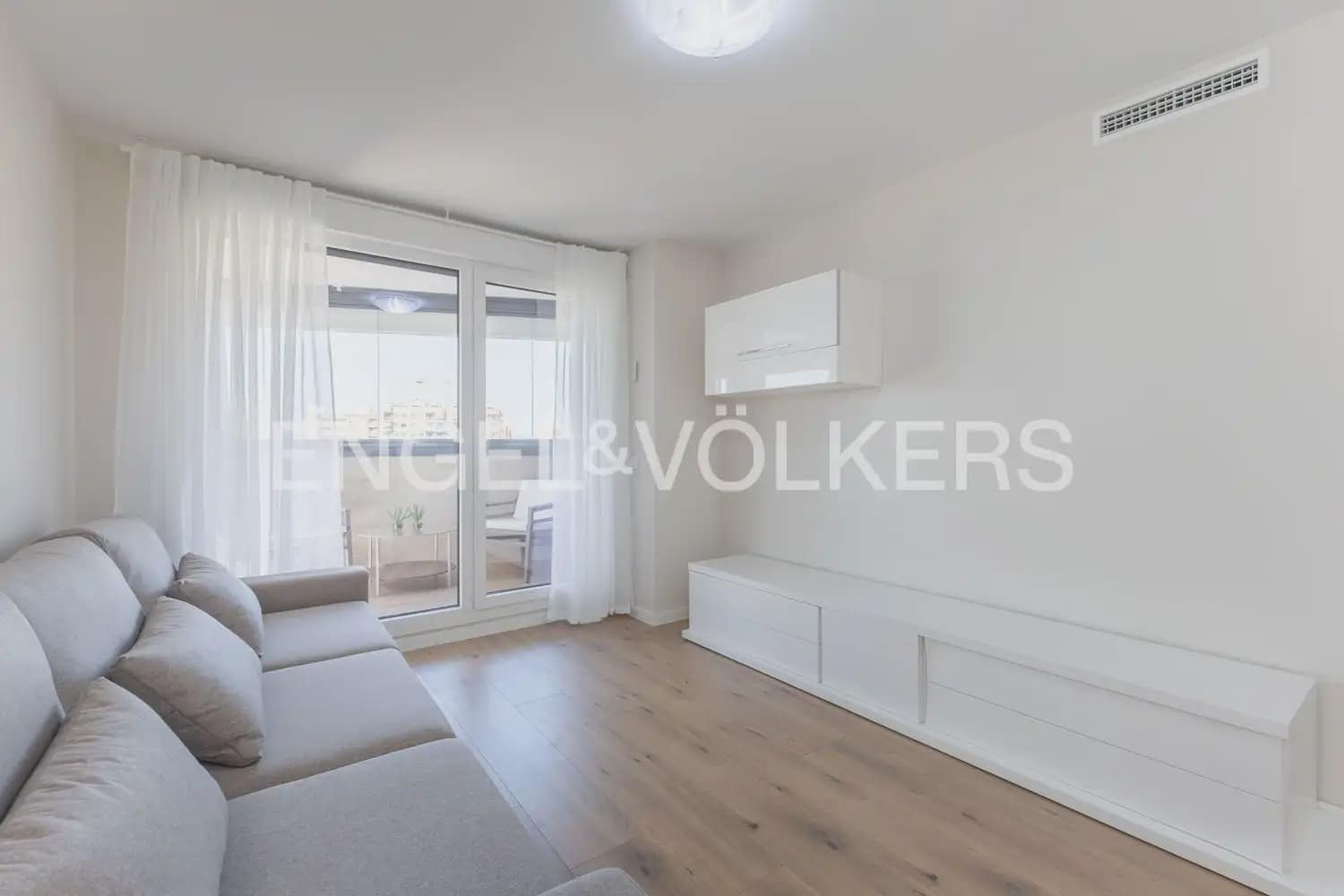3 soverom Leilighet til leie i Valencia by med svømmebasseng - € 2 000 (Ref: 9908867)