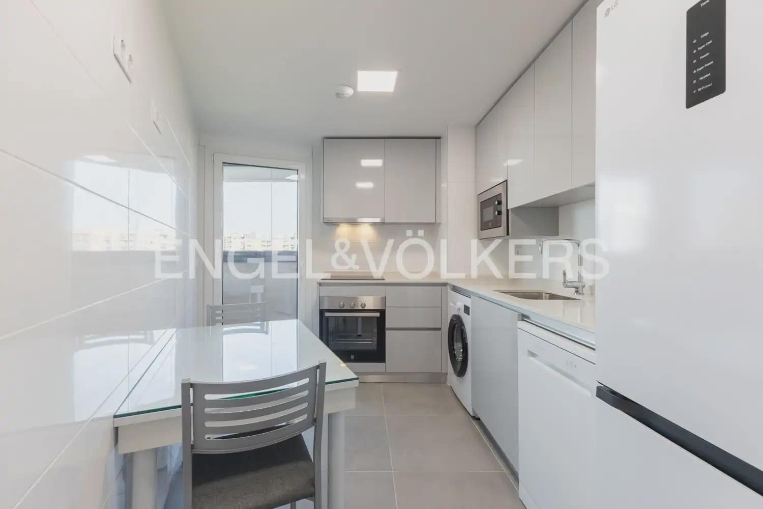3 soverom Leilighet til leie i Valencia by med svømmebasseng - € 2 000 (Ref: 9908867)