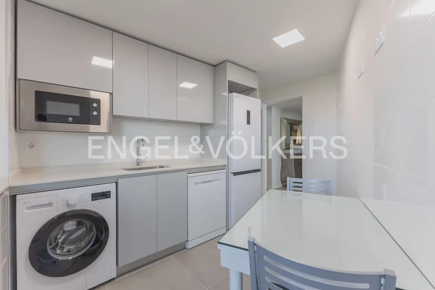 3 soverom Leilighet til leie i Valencia by med svømmebasseng - € 2 000 (Ref: 9908867)
