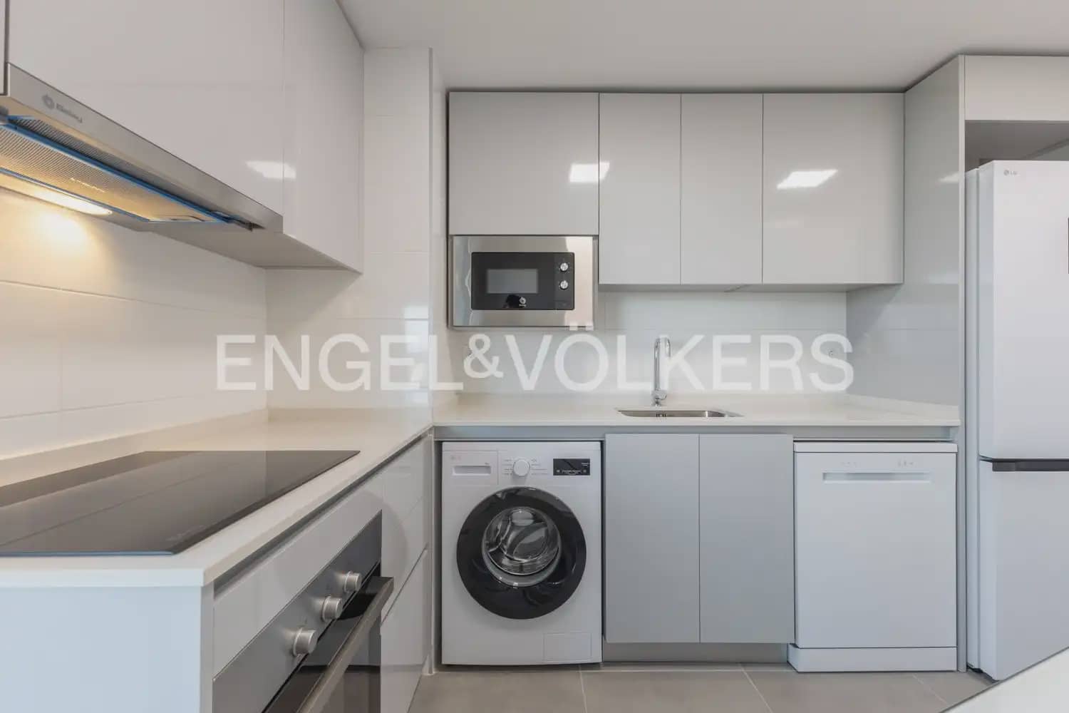 3 soverom Leilighet til leie i Valencia by med svømmebasseng - € 2 000 (Ref: 9908867)