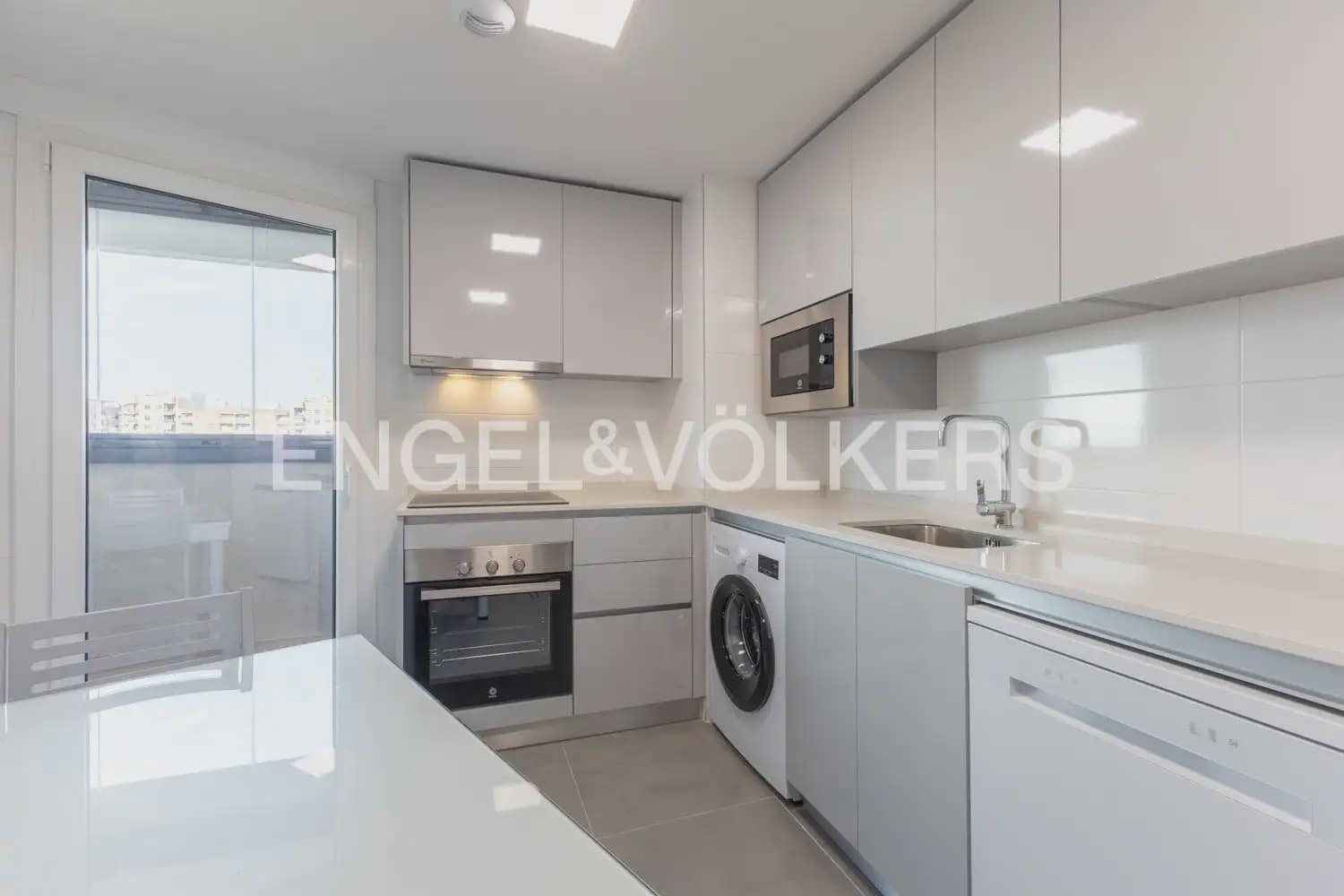 3 soverom Leilighet til leie i Valencia by med svømmebasseng - € 2 000 (Ref: 9908867)