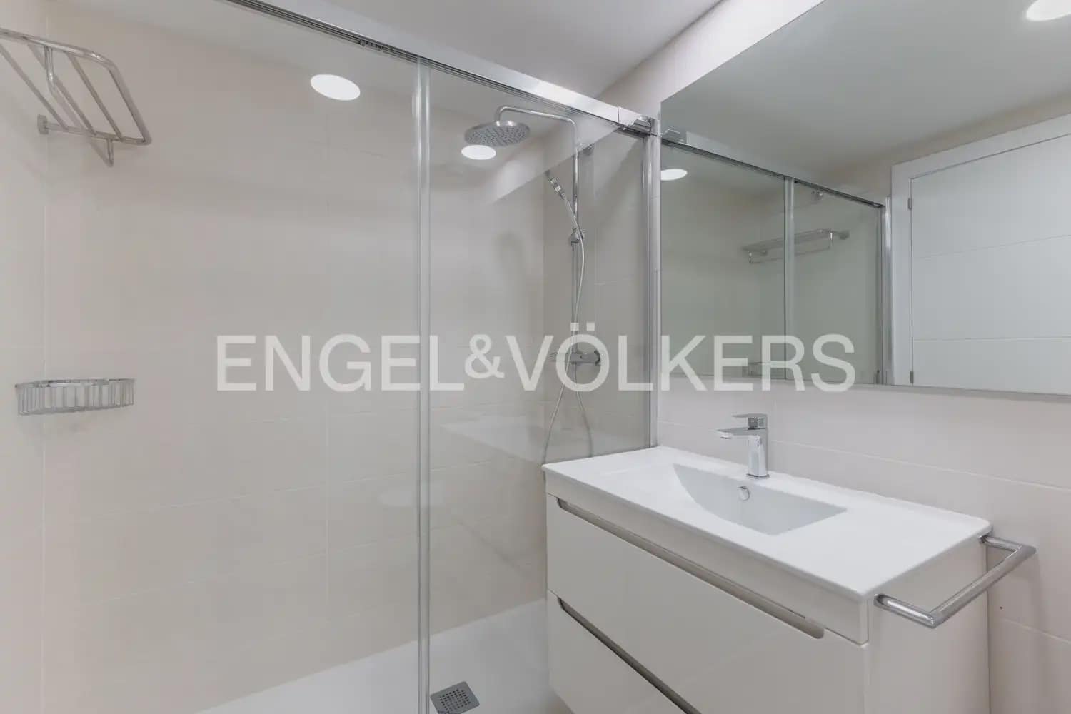 3 soverom Leilighet til leie i Valencia by med svømmebasseng - € 2 000 (Ref: 9908867)