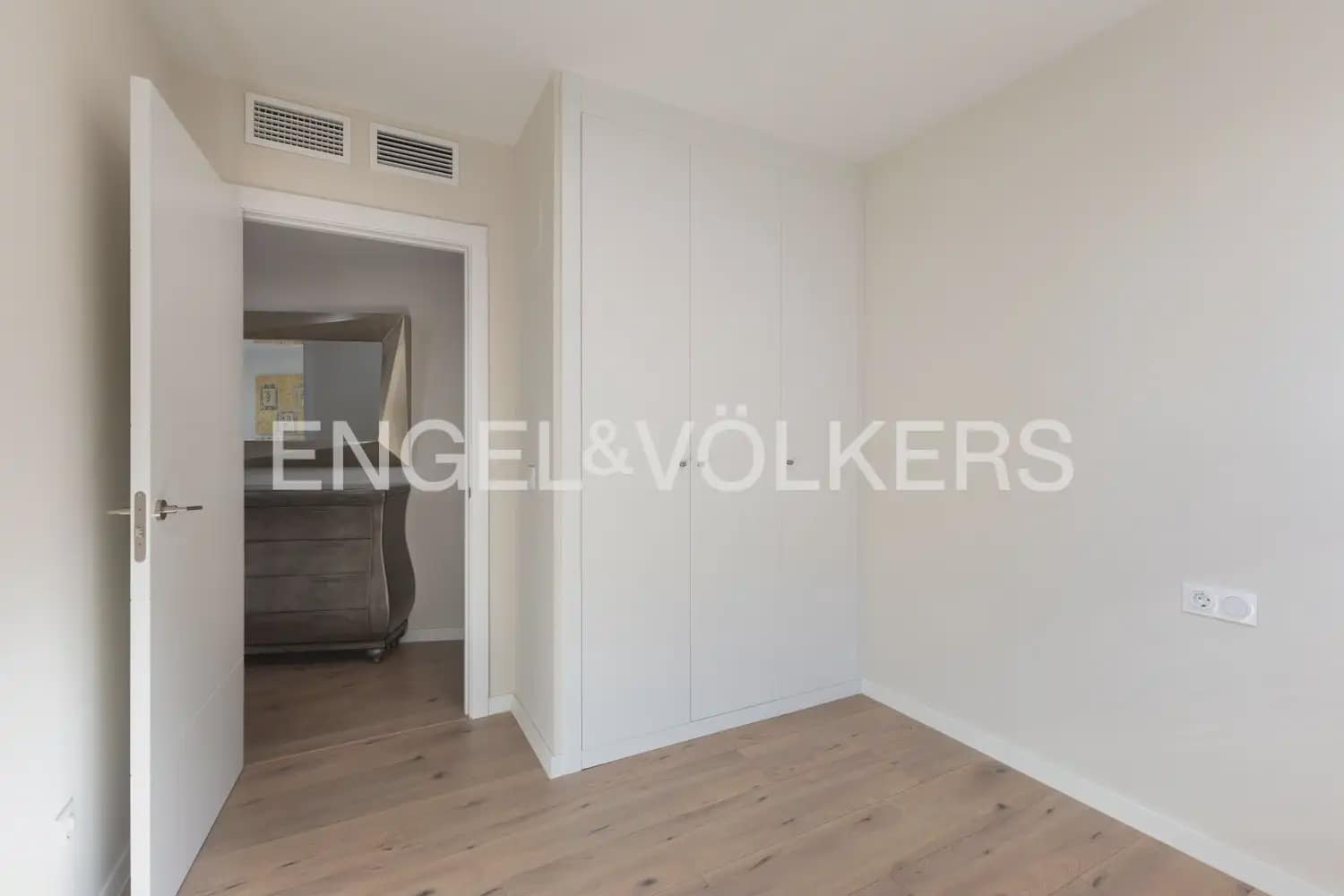 3 soverom Leilighet til leie i Valencia by med svømmebasseng - € 2 000 (Ref: 9908867)