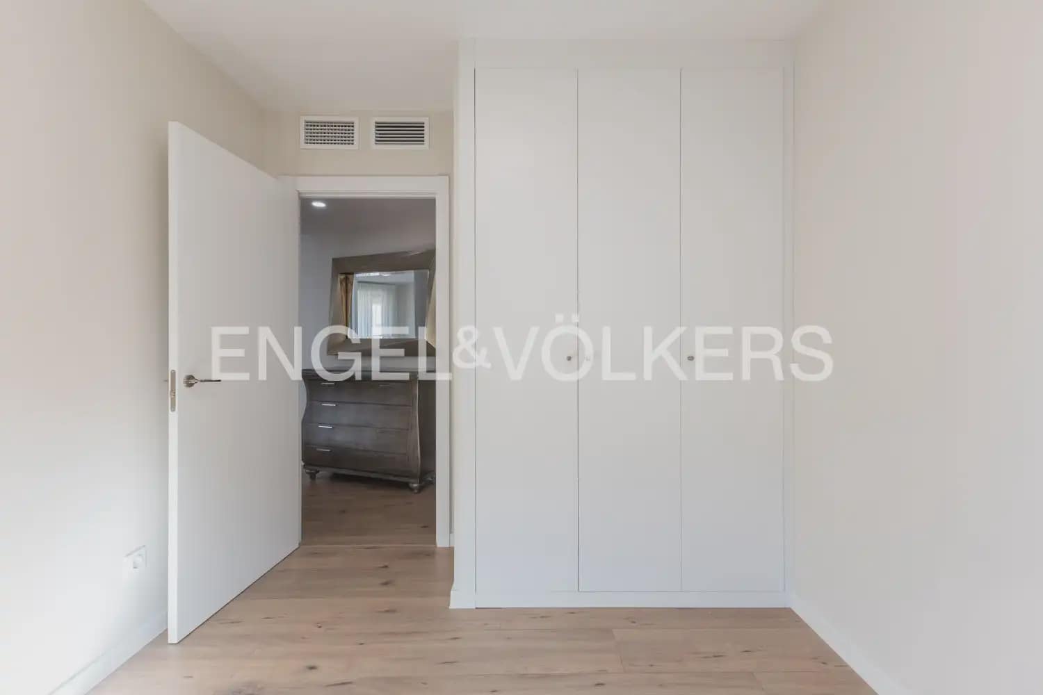 3 soverom Leilighet til leie i Valencia by med svømmebasseng - € 2 000 (Ref: 9908867)