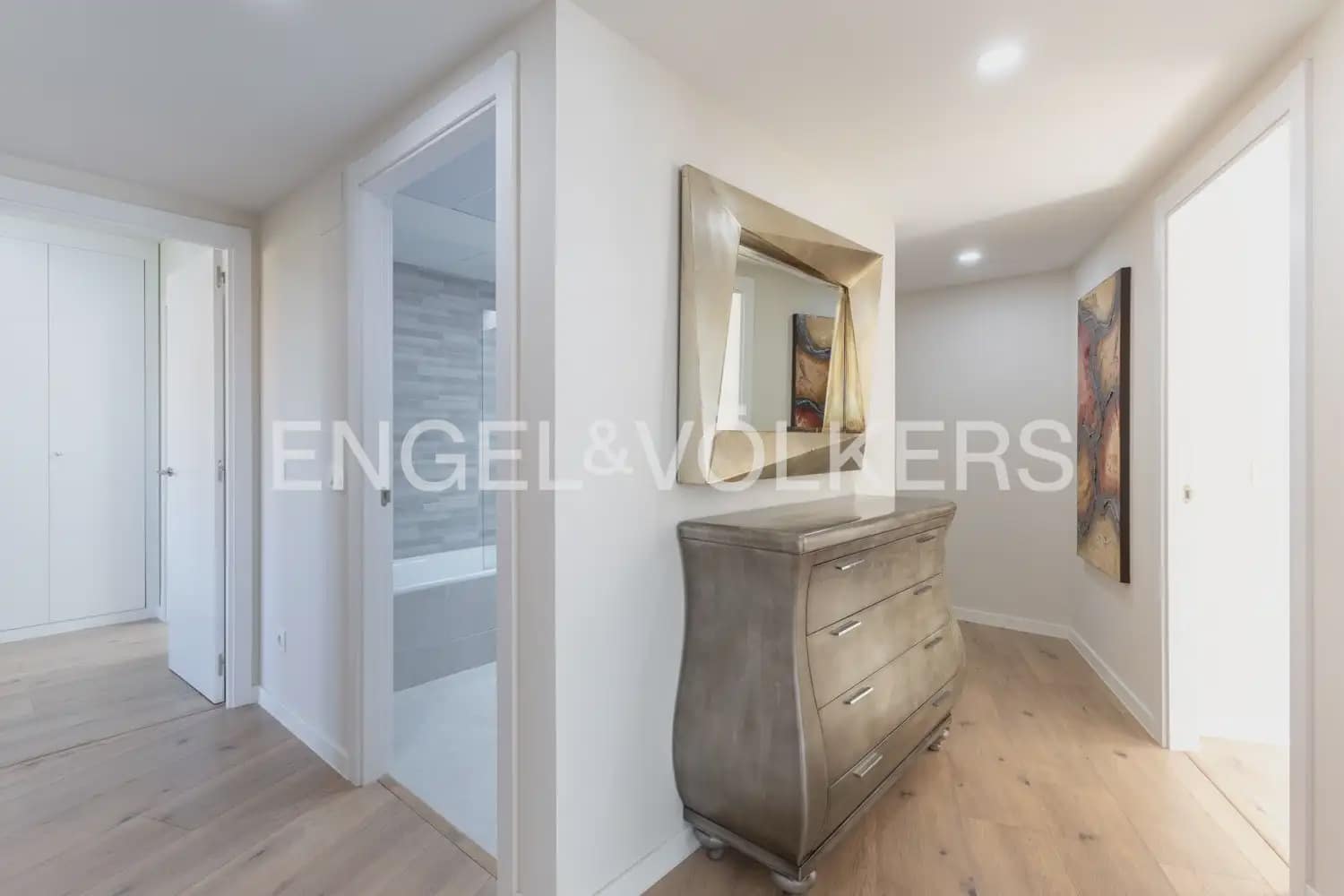 3 soverom Leilighet til leie i Valencia by med svømmebasseng - € 2 000 (Ref: 9908867)