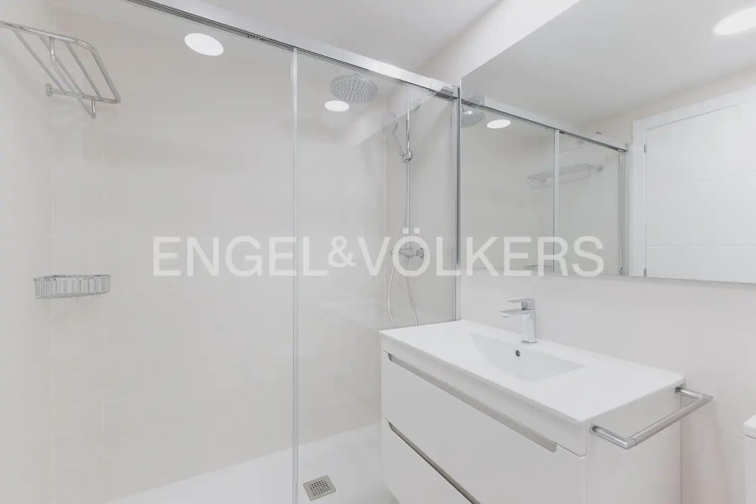 3 soverom Leilighet til leie i Valencia by med svømmebasseng - € 2 000 (Ref: 9908868)