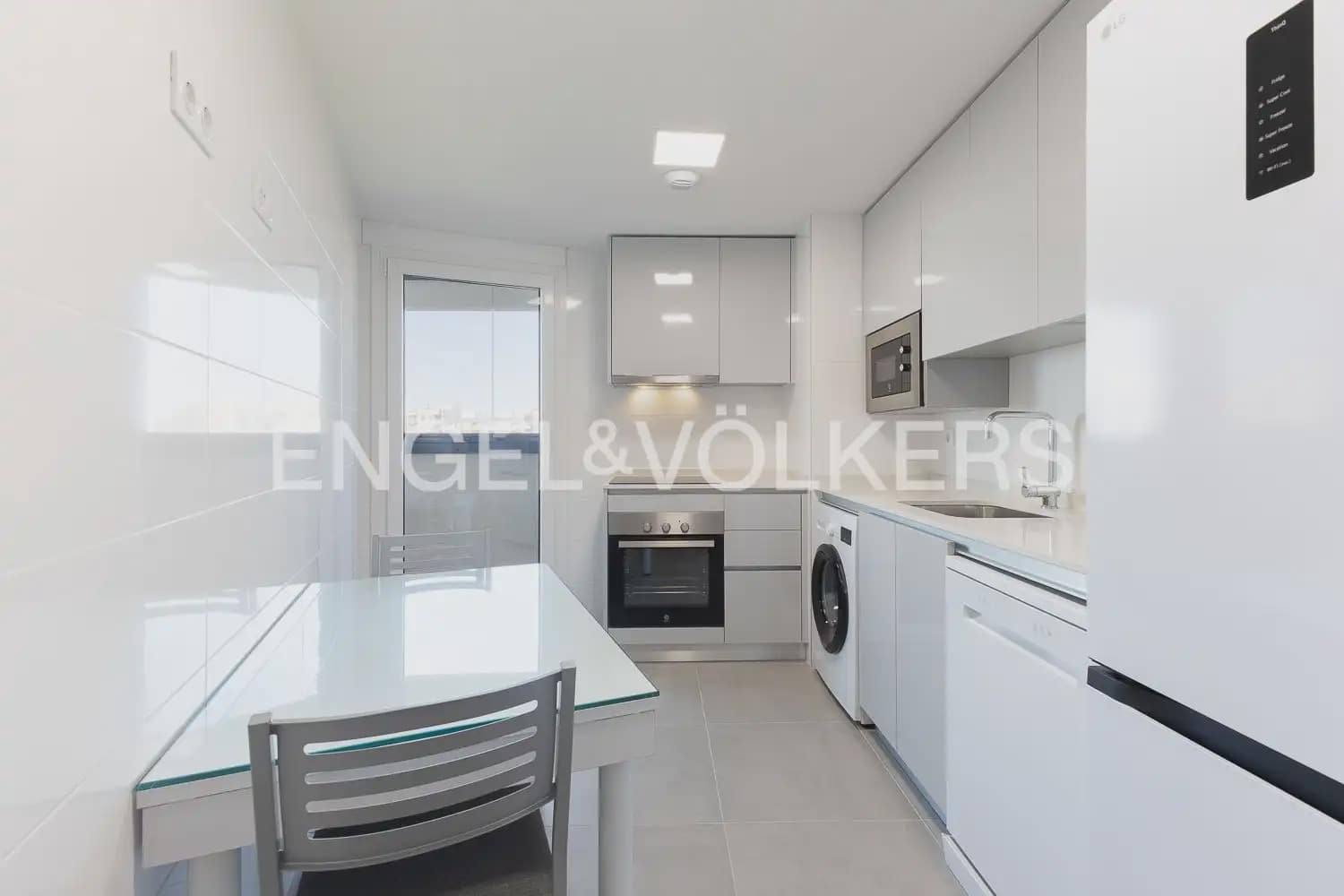3 soverom Leilighet til leie i Valencia by med svømmebasseng - € 2 000 (Ref: 9908868)