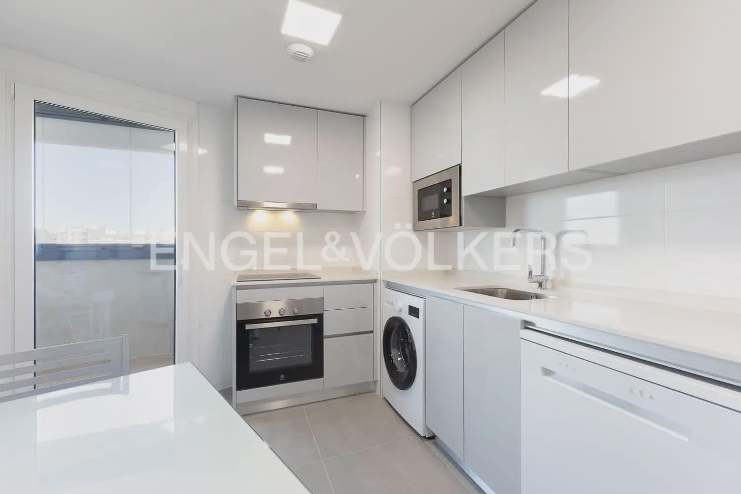 3 soverom Leilighet til leie i Valencia by med svømmebasseng - € 2 000 (Ref: 9908868)