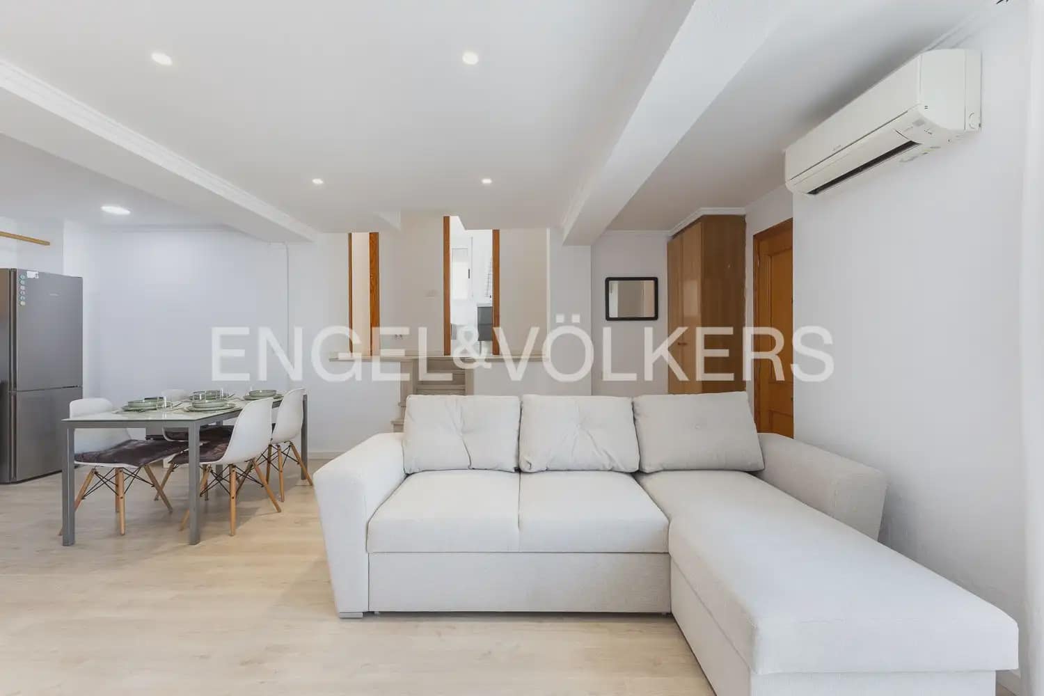 2 bedroom Flat for rent in Valencia city - € 2,500 (Ref: 9908871)