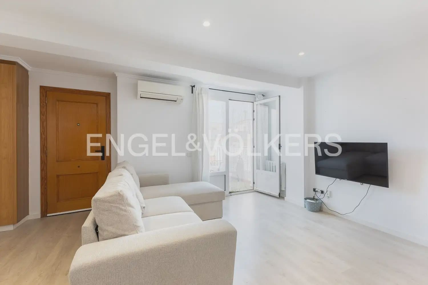 2 bedroom Flat for rent in Valencia city - € 2,500 (Ref: 9908871)