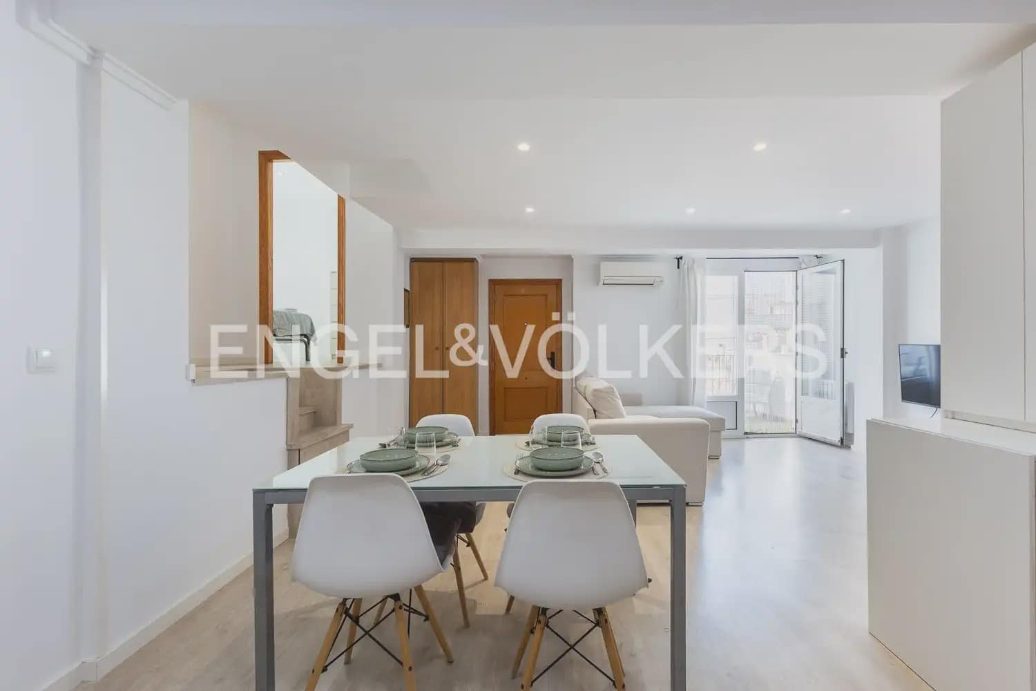 2 bedroom Flat for rent in Valencia city - € 2,500 (Ref: 9908871)