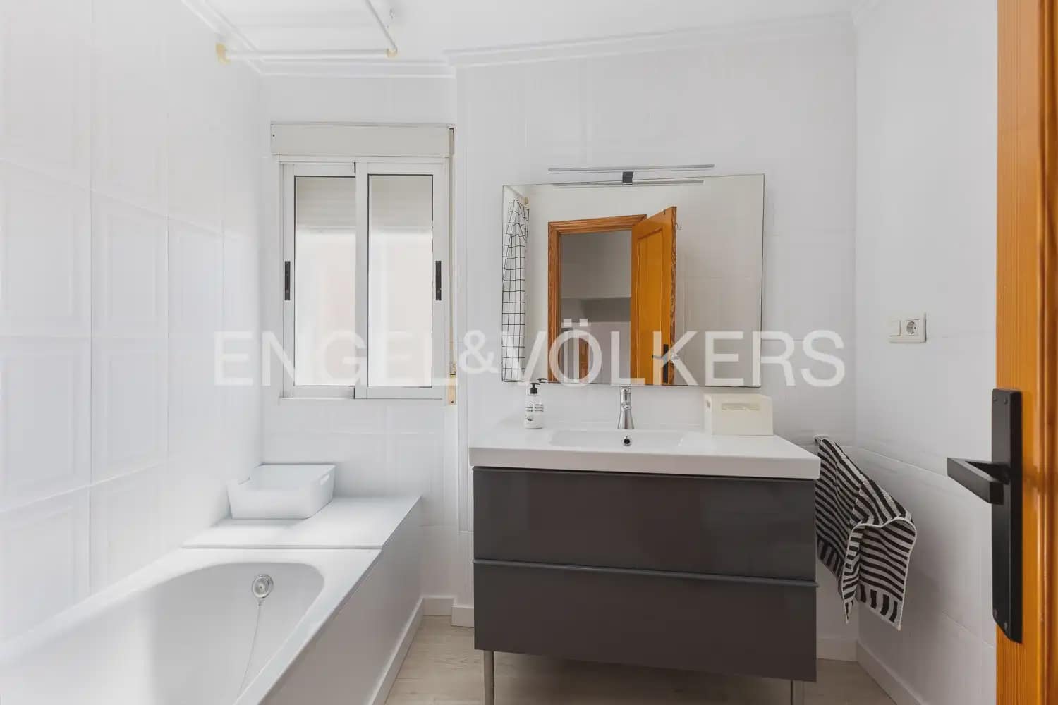 2 bedroom Flat for rent in Valencia city - € 2,500 (Ref: 9908871)