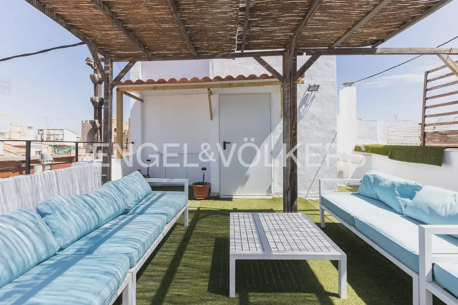2 bedroom Flat for rent in Valencia city - € 2,500 (Ref: 9908871)