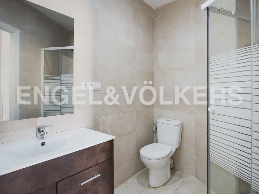 Piso de 5 habitaciones en València ciudad en alquiler - 2.500 € (Ref: 9908872)