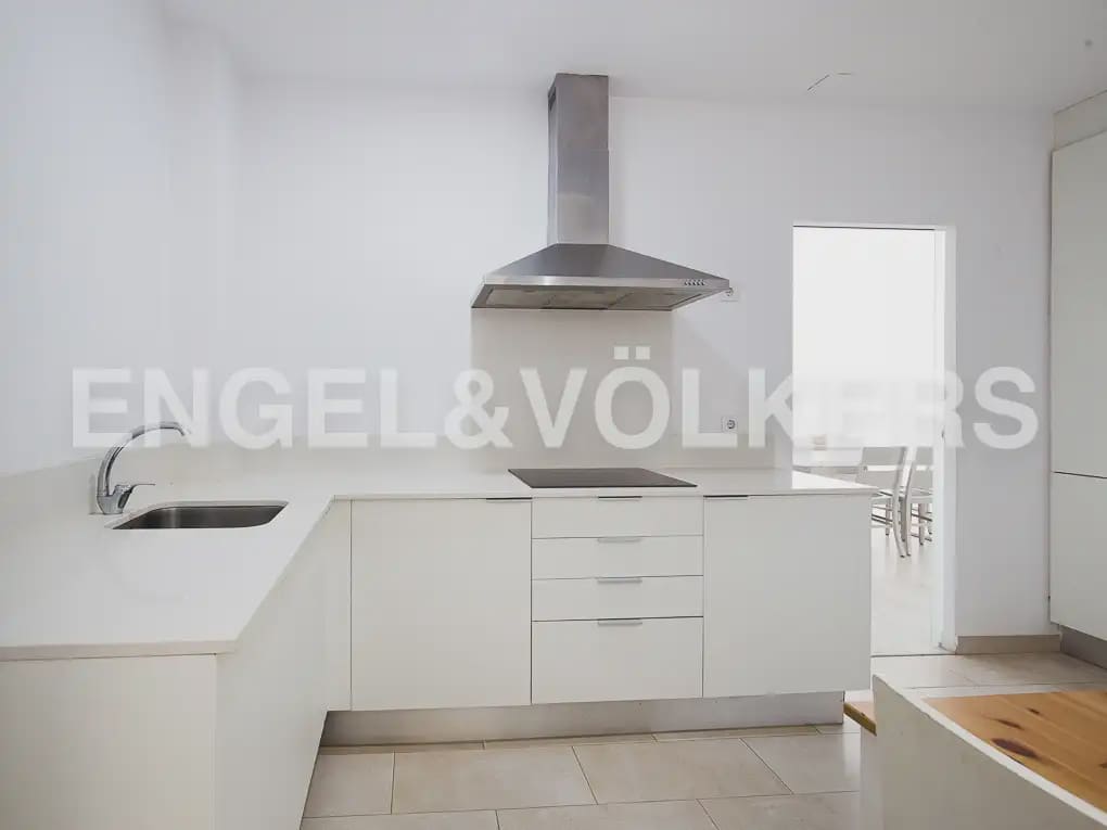 Piso de 5 habitaciones en València ciudad en alquiler - 2.500 € (Ref: 9908872)