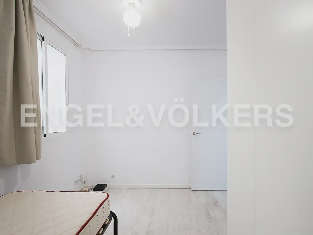 Piso de 5 habitaciones en València ciudad en alquiler - 2.500 € (Ref: 9908872)