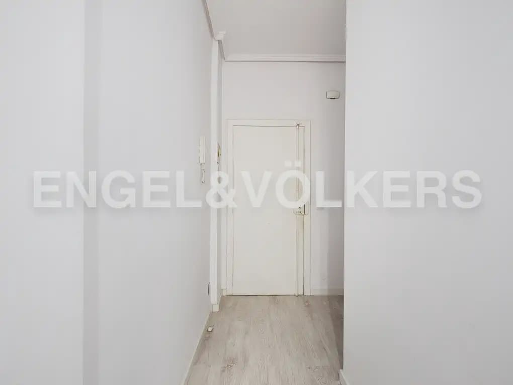 Piso de 5 habitaciones en València ciudad en alquiler - 2.500 € (Ref: 9908872)