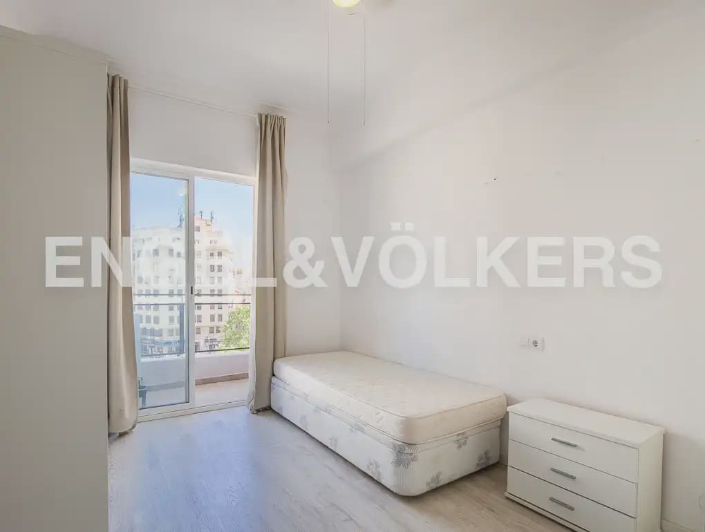 Piso de 5 habitaciones en València ciudad en alquiler - 2.500 € (Ref: 9908872)