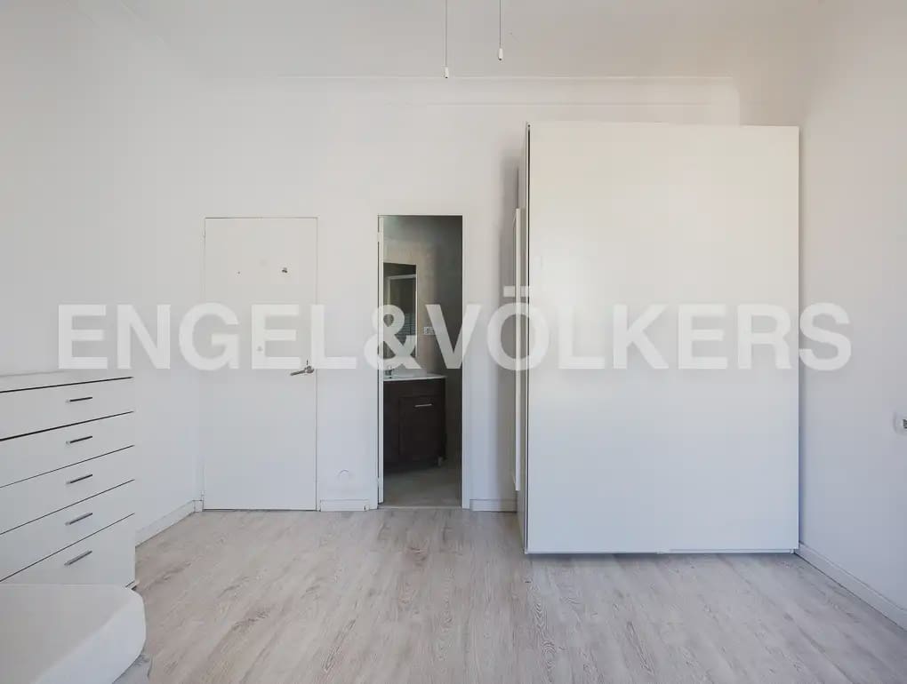 Piso de 5 habitaciones en València ciudad en alquiler - 2.500 € (Ref: 9908872)
