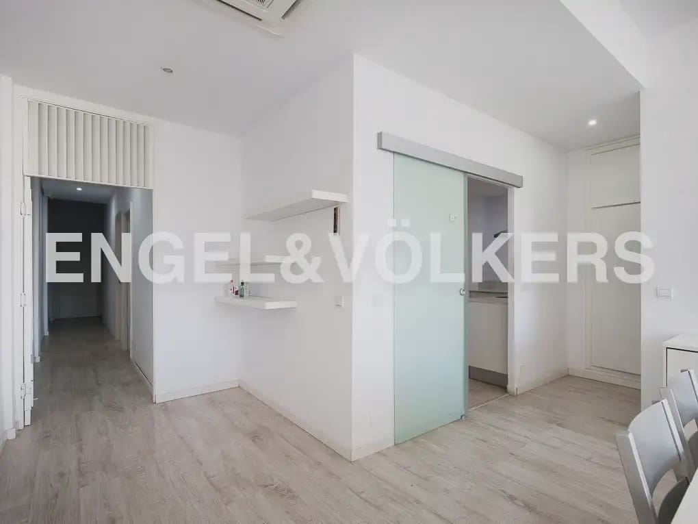 Piso de 5 habitaciones en València ciudad en alquiler - 2.500 € (Ref: 9908872)