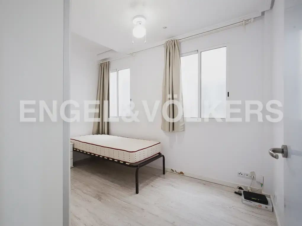 Piso de 5 habitaciones en València ciudad en alquiler - 2.500 € (Ref: 9908872)