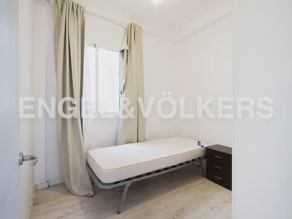 Piso de 5 habitaciones en València ciudad en alquiler - 2.500 € (Ref: 9908872)