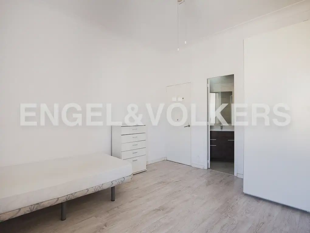 Piso de 5 habitaciones en València ciudad en alquiler - 2.500 € (Ref: 9908872)