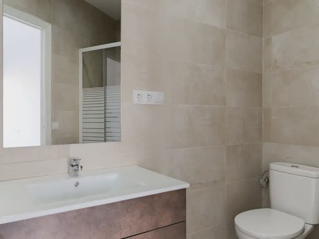 Piso de 5 habitaciones en València ciudad en alquiler - 2.500 € (Ref: 9908872)