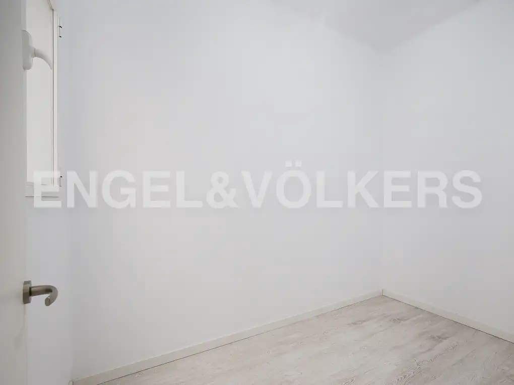 Piso de 5 habitaciones en València ciudad en alquiler - 2.500 € (Ref: 9908872)
