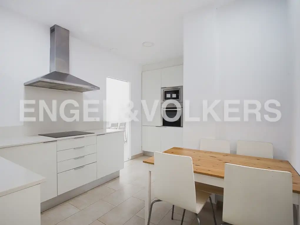 Piso de 5 habitaciones en València ciudad en alquiler - 2.500 € (Ref: 9908872)