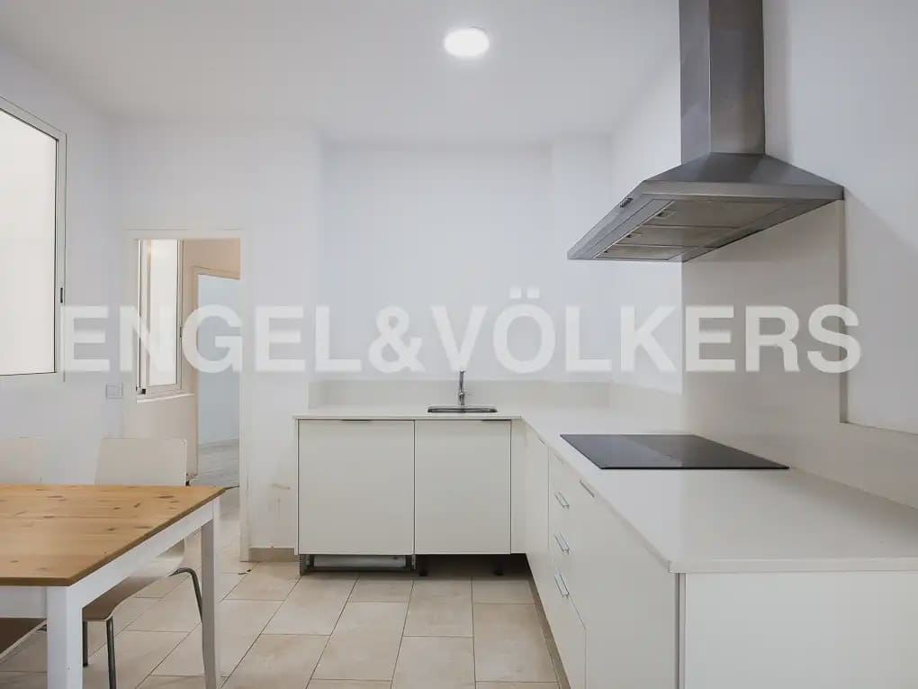 Piso de 5 habitaciones en València ciudad en alquiler - 2.500 € (Ref: 9908872)