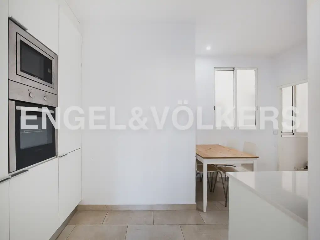 Piso de 5 habitaciones en València ciudad en alquiler - 2.500 € (Ref: 9908872)