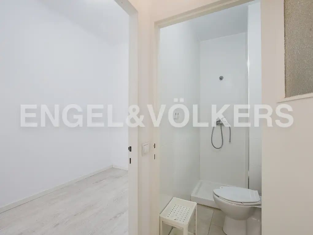 Piso de 5 habitaciones en València ciudad en alquiler - 2.500 € (Ref: 9908872)