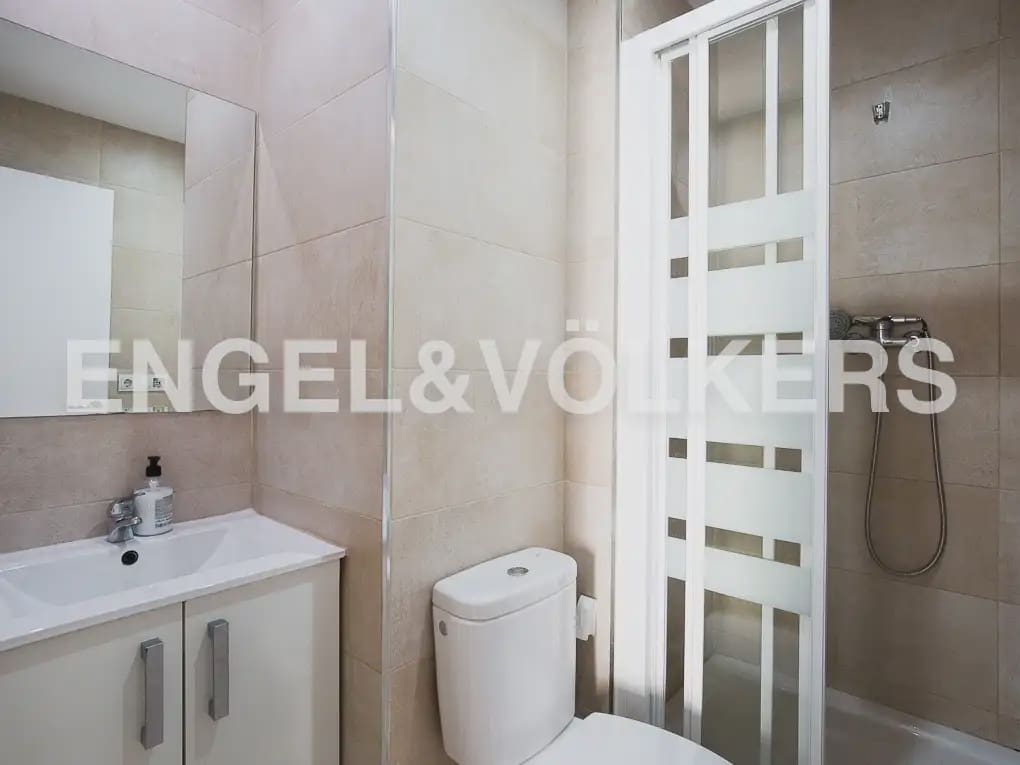 Piso de 5 habitaciones en València ciudad en alquiler - 2.500 € (Ref: 9908872)