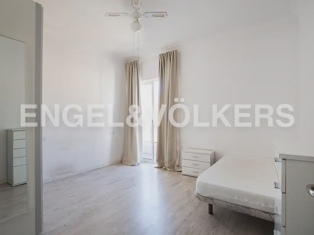 Piso de 5 habitaciones en València ciudad en alquiler - 2.500 € (Ref: 9908872)