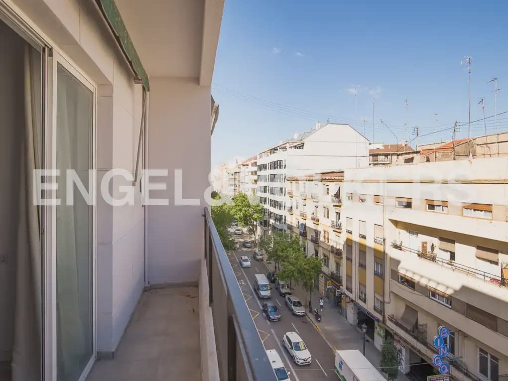Piso de 5 habitaciones en València ciudad en alquiler - 2.500 € (Ref: 9908872)