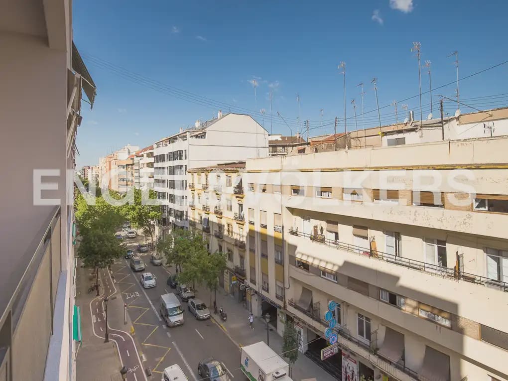 Piso de 5 habitaciones en València ciudad en alquiler - 2.500 € (Ref: 9908872)