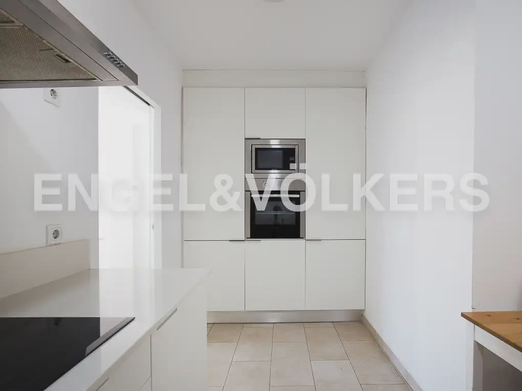 Piso de 5 habitaciones en València ciudad en alquiler - 2.500 € (Ref: 9908872)