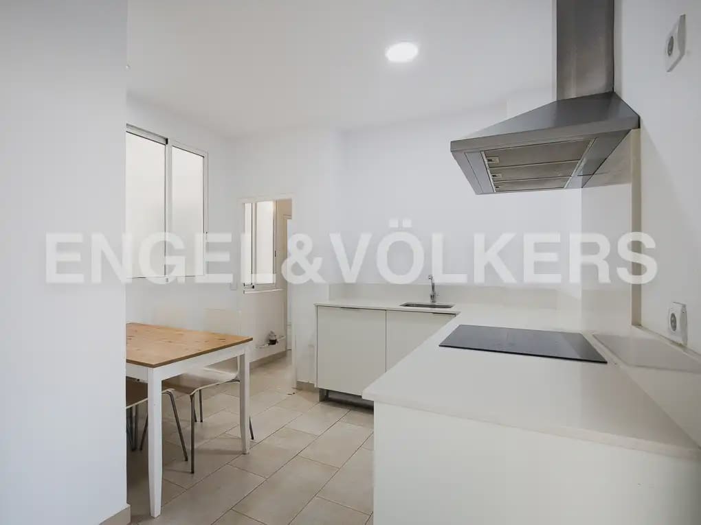 Piso de 5 habitaciones en València ciudad en alquiler - 2.500 € (Ref: 9908872)