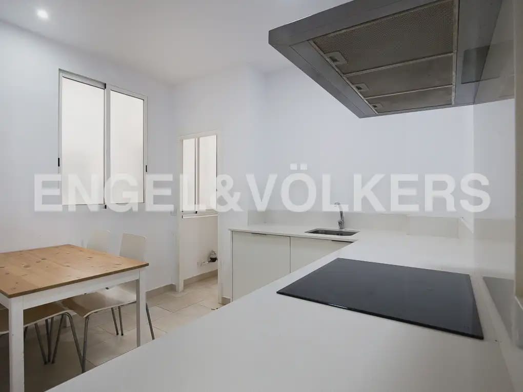 Piso de 5 habitaciones en València ciudad en alquiler - 2.500 € (Ref: 9908872)